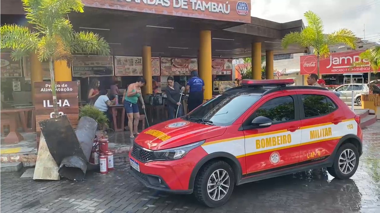 Incêndio atinge três estabelecimentos na Feirinha de Tambaú, em João Pessoa