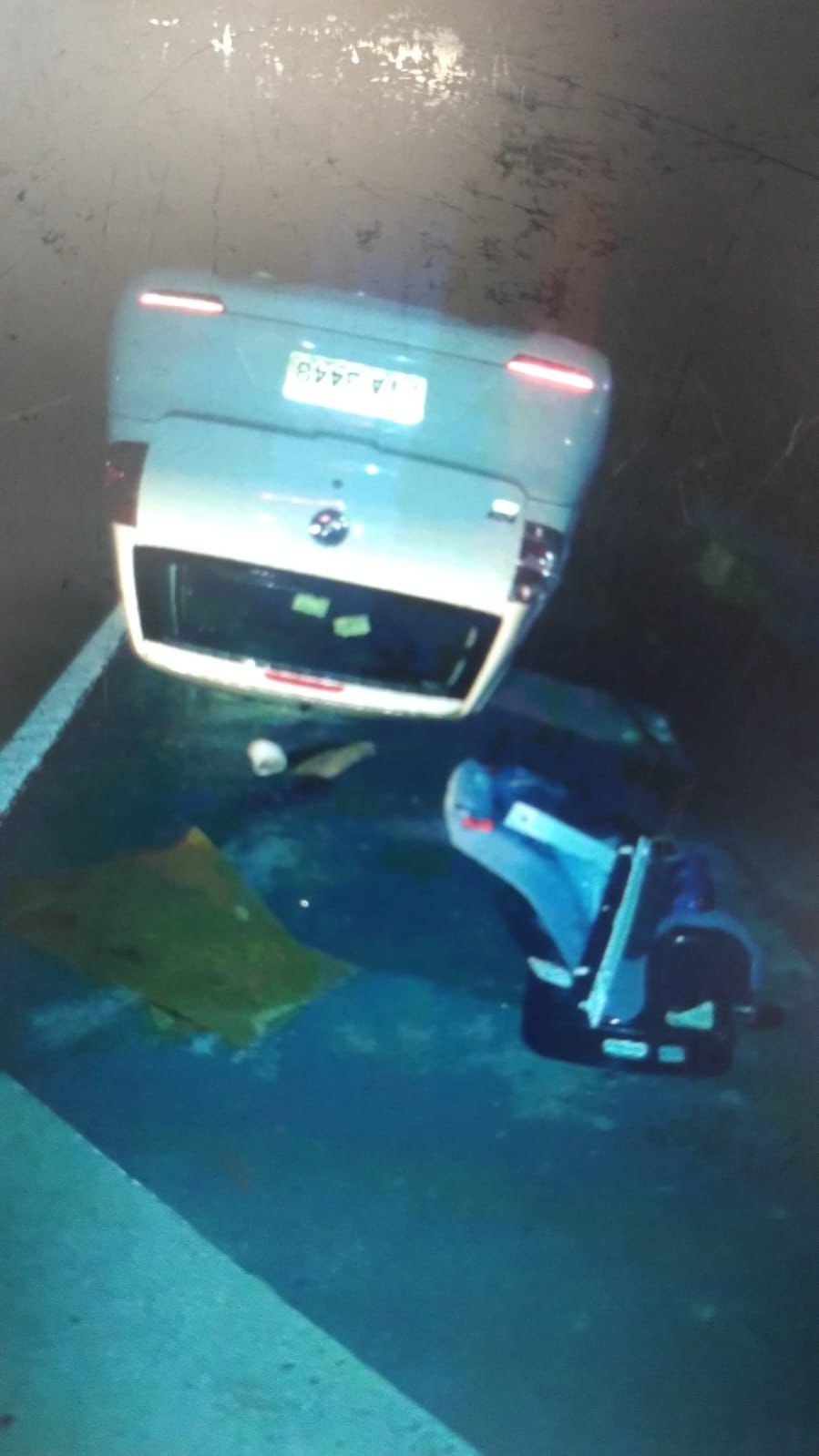 Homem alcoolizado capota carro e deixa esposa grávida e filho presos nas ferragens em Americana