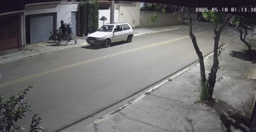 VÍDEO: criminosos invadem e furtam casa e incendeiam carro usado para fugir
