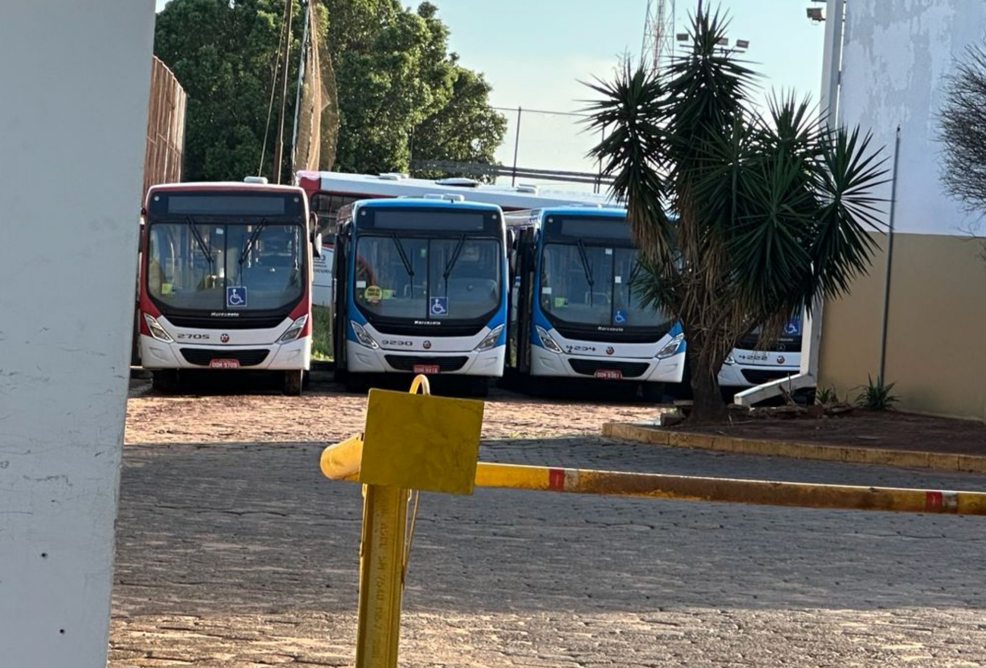 Motoristas mantém greve do transporte coletivo após reunião 