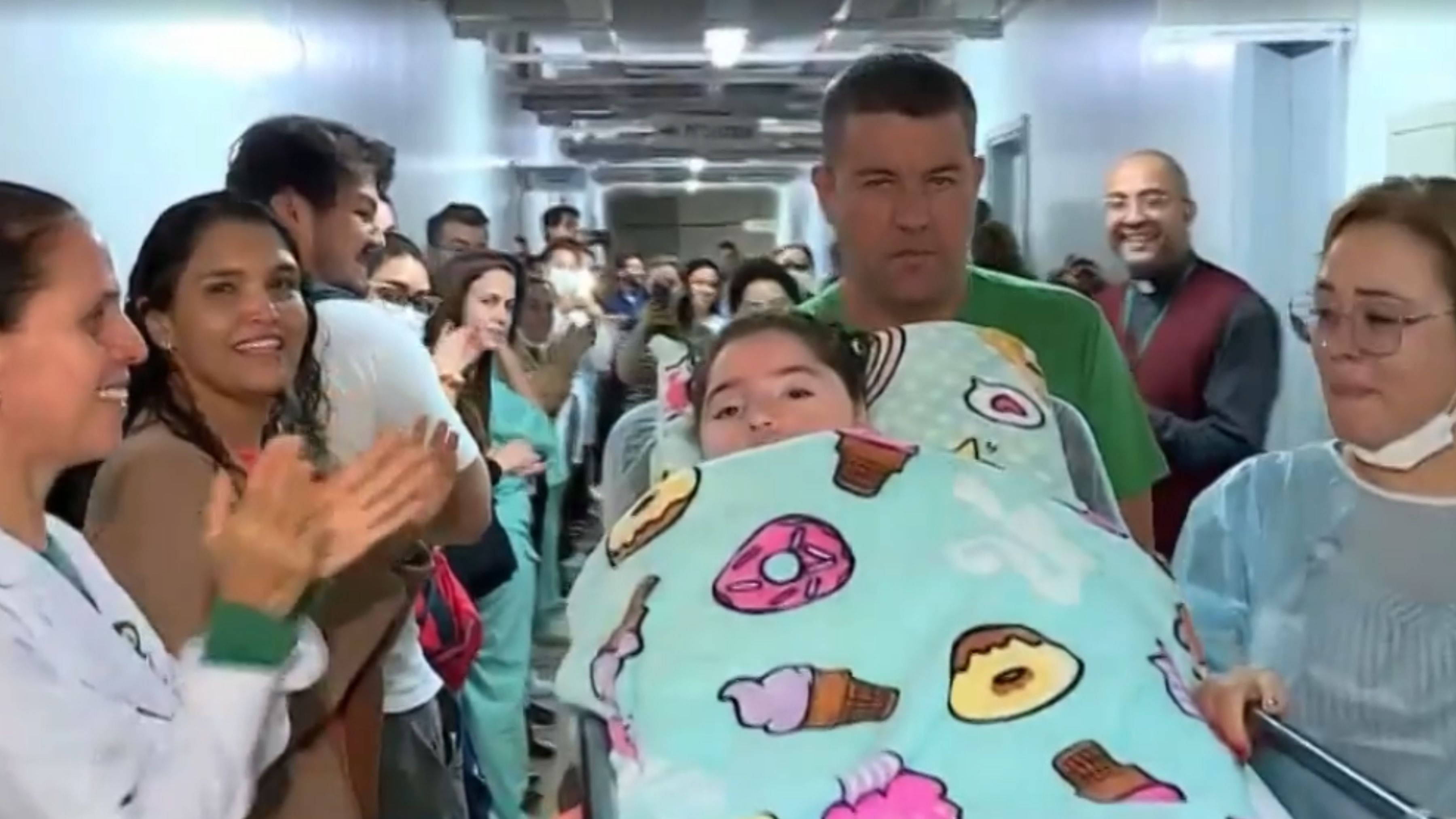 Menina com doença degenerativa criada dentro de hospital tem alta e volta para casa após 12 anos: 'Mostrar o mundo para ela’, diz mãe