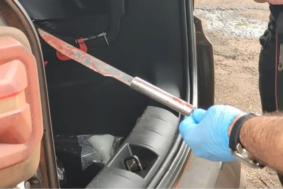 Faca utilizada no crime e encontrada pela polícia. — Foto: Moisés Conquista