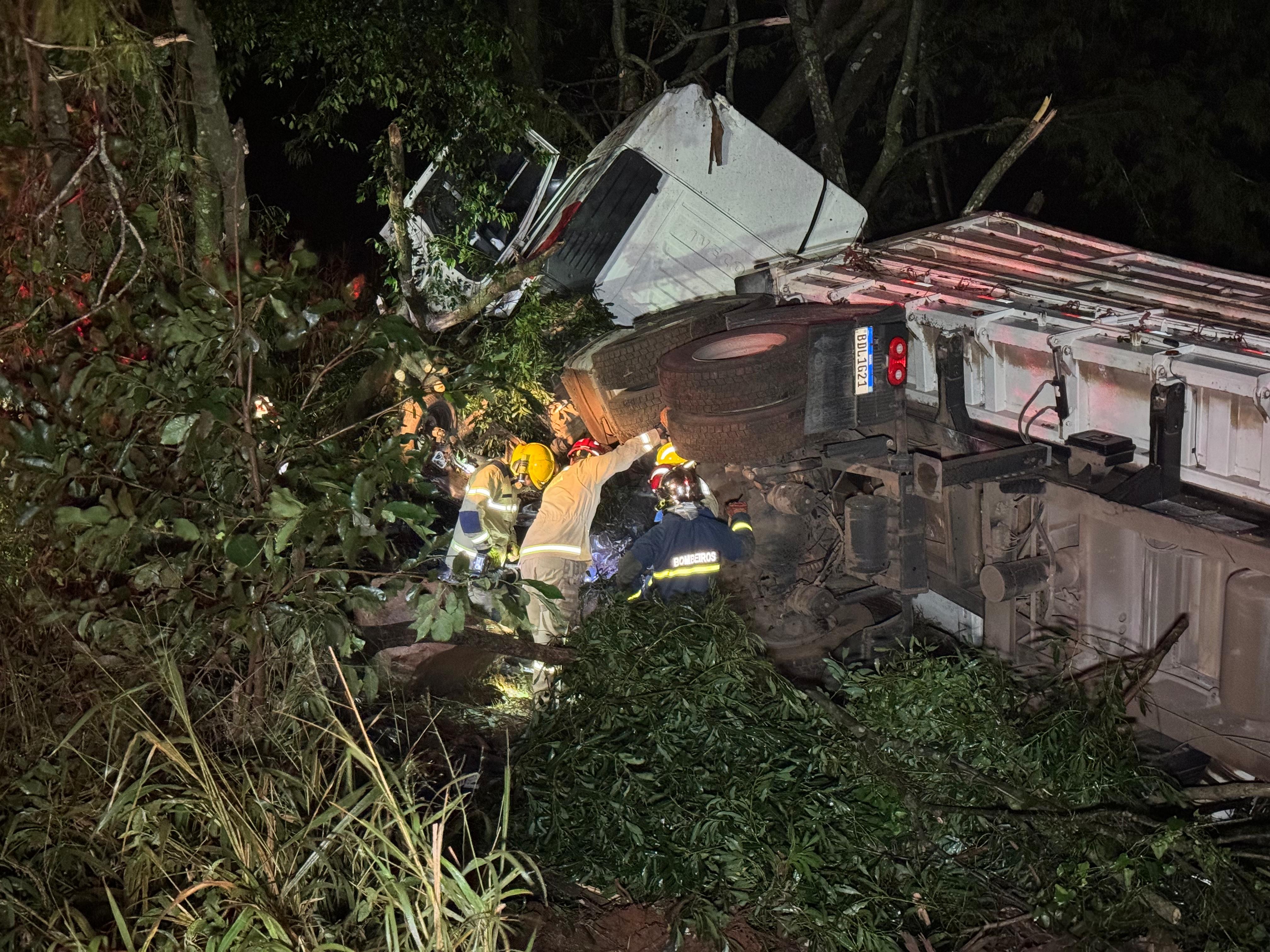 Homem morre em acidente entre carro e caminhão na BR-277, em Guaraniaçu