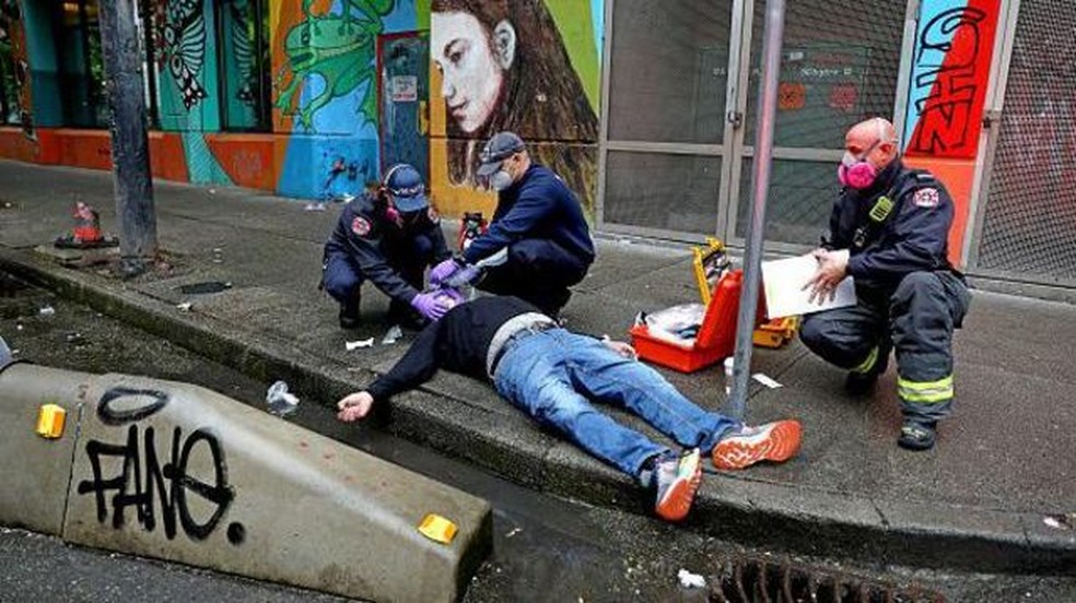 Pessoa em overdose é atendida por médicos nas ruas de Vancouver, Canadá — Foto: GETTY IMAGES via BBC