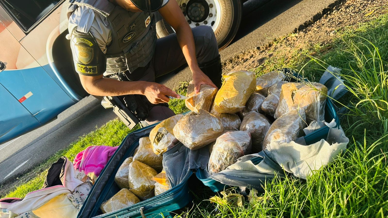 Boliviana de 21 anos é presa após esconder pacotes de skank dentro de bagagens em Pres. Bernardes