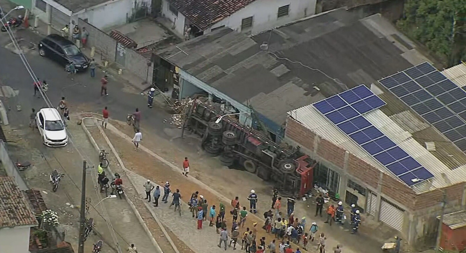 Homem morre e outro fica ferido após caminhão descer ladeira desgovernado e tombar sobre casa 