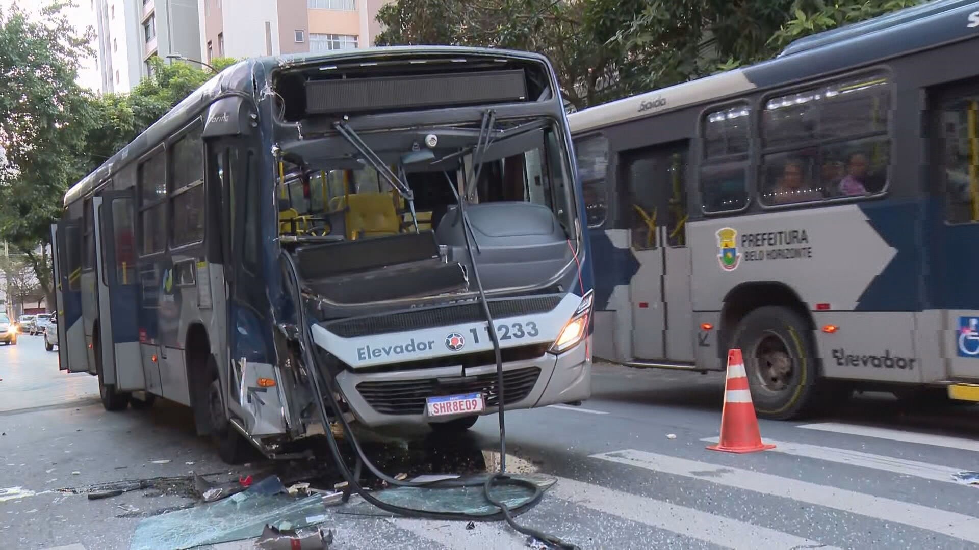 Acidente entre dois ônibus deixa feridos no Centro de Belo Horizonte