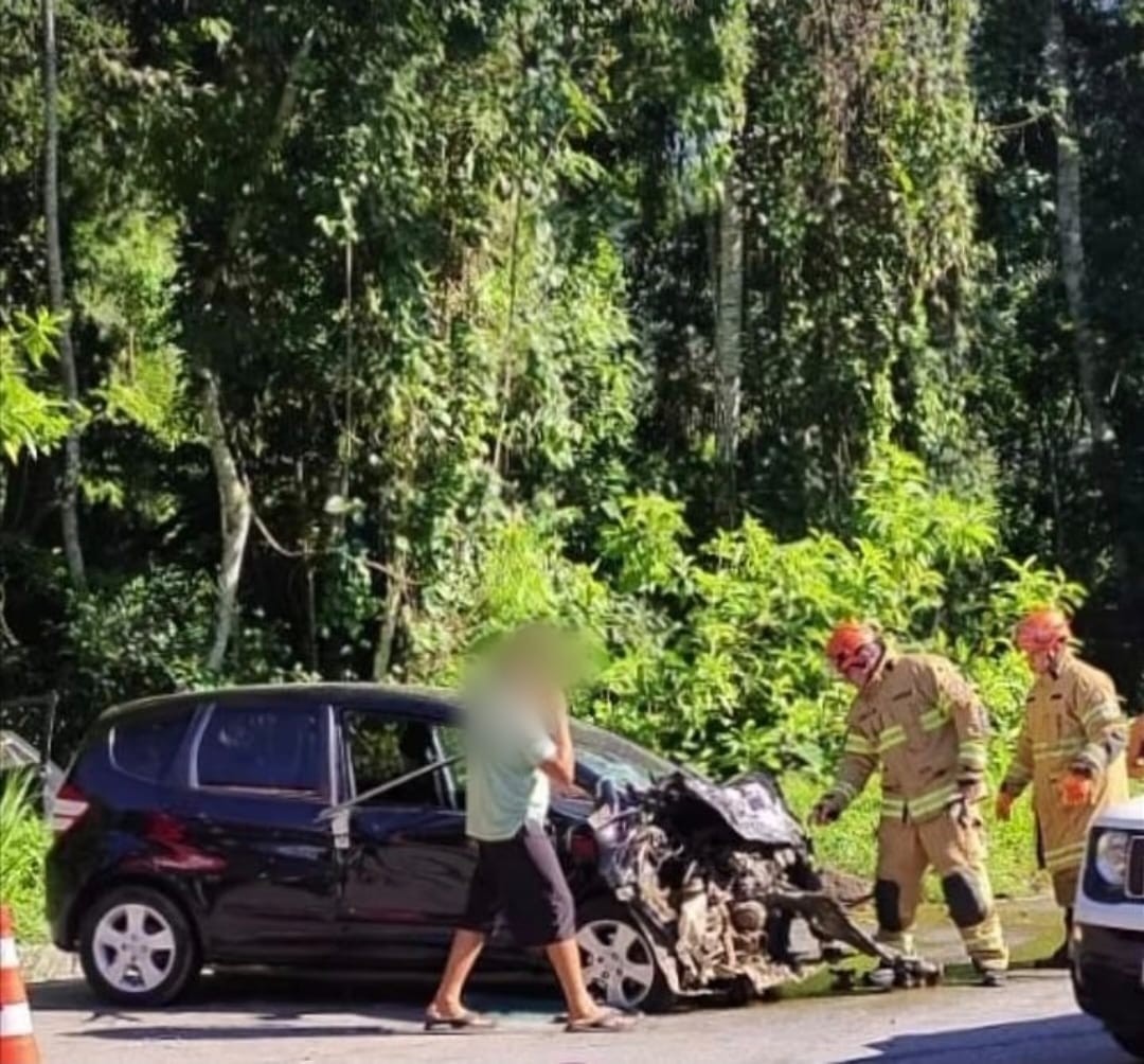 Acidente envolvendo quatro veículos deixa cinco pessoas feridas na BR-101, em Angra dos Reis