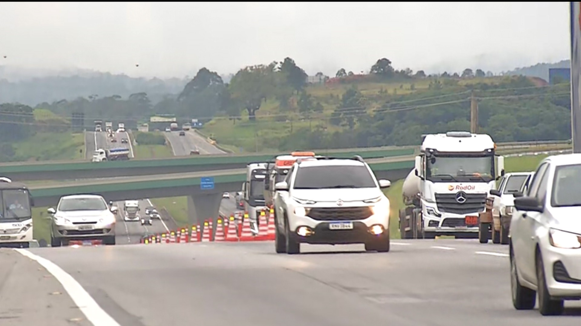 Carreta bate em ponte e derruba três carros na Ayrton Senna, em Mogi