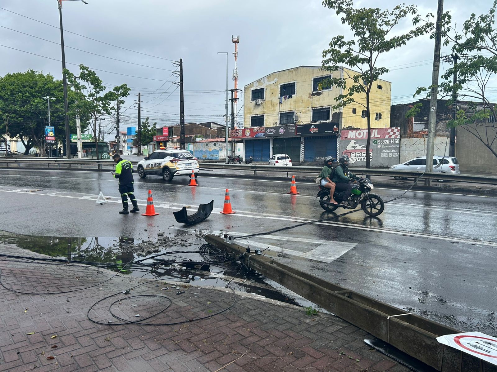 Carro derrapa em pista molhada e derruba poste em Fortaleza