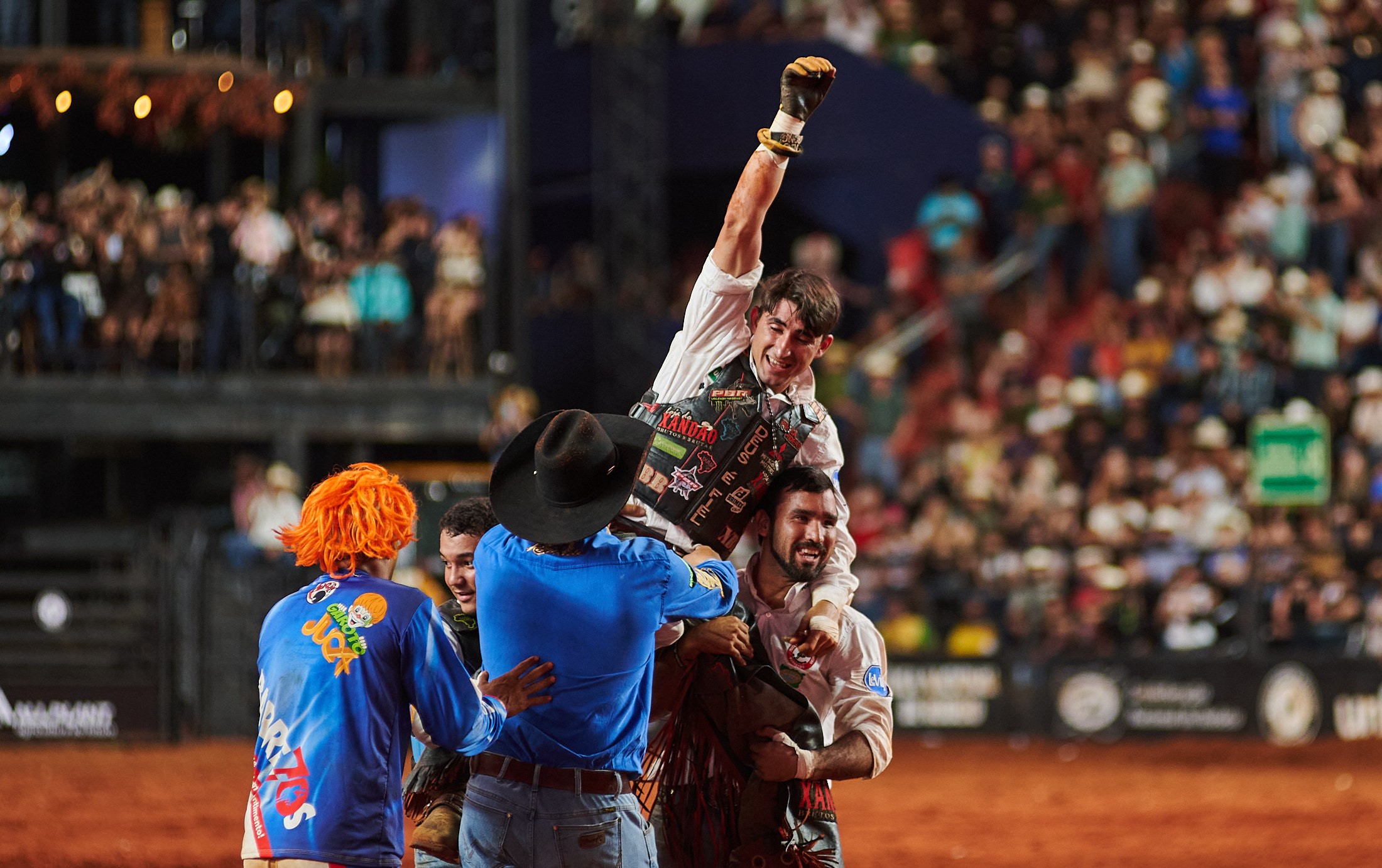 Peão de SP reassume ponta na última montaria e é campeão do Rodeio Internacional em Barretos