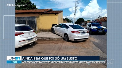 Motorista perde o controle de carro e bate em muro de casa
