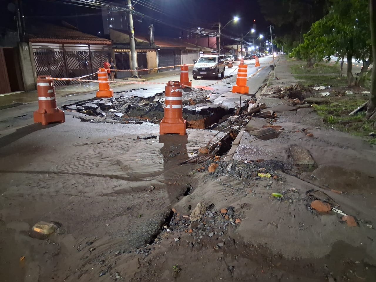 Chuva alaga 10 casas e causa estragos em Taubaté