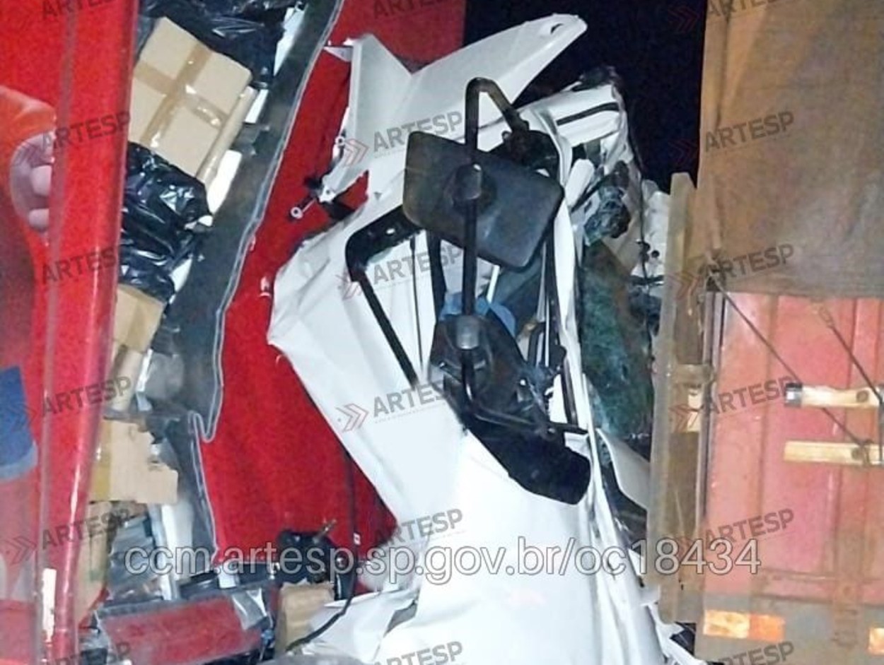 Motorista morre em grave acidente entre duas carretas em rodovia no interior de SP