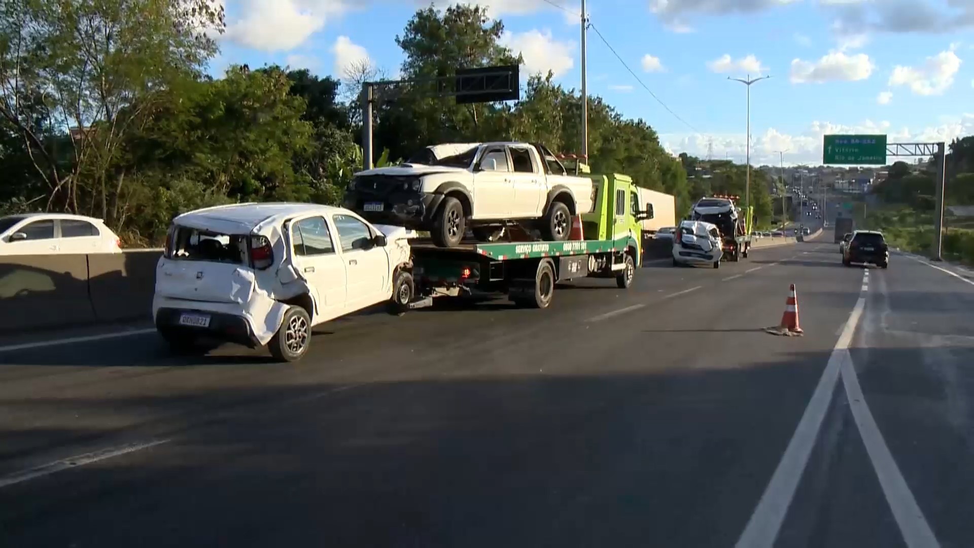 Acidente envolve 10 carros, deixa 6 feridos e interdita trecho da BR-101 no ES 