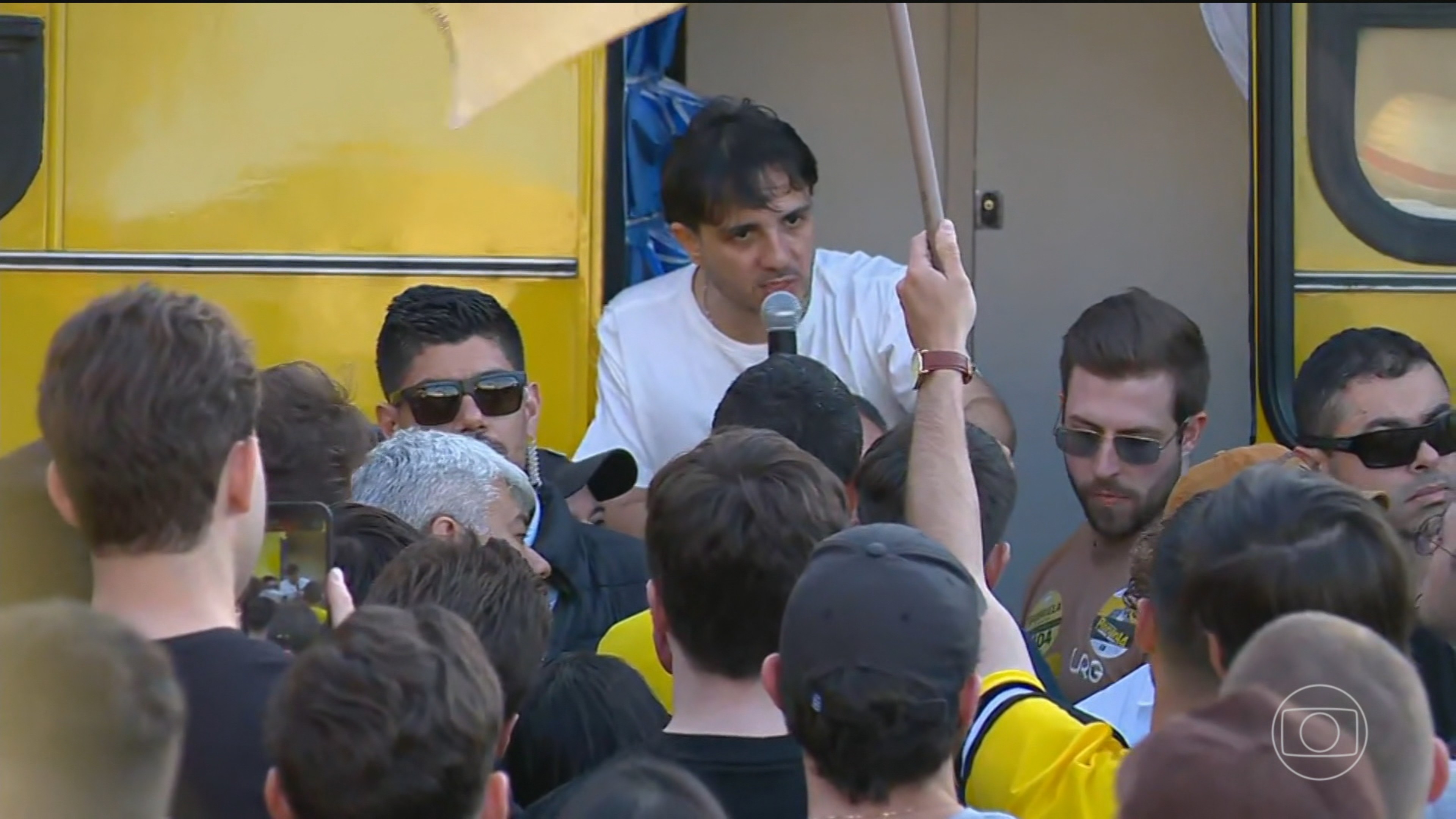 Renan Santos, candidato do Missão à Presidência, faz campanha no Sul