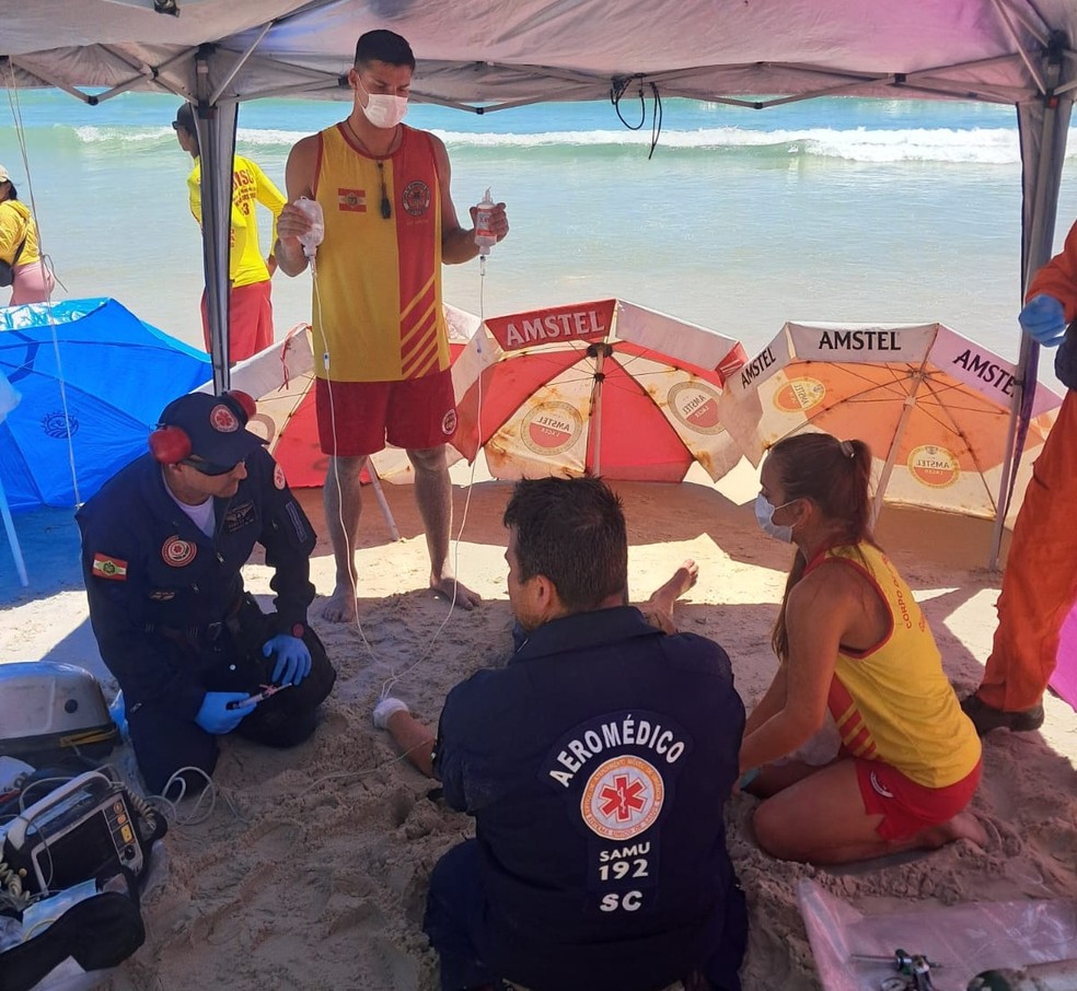 Turista chinês morreu após passar mal dentro do mar na praia dos Ingleses, em Florianópolis — Foto: Corpo de Bombeiros/ Divulgação