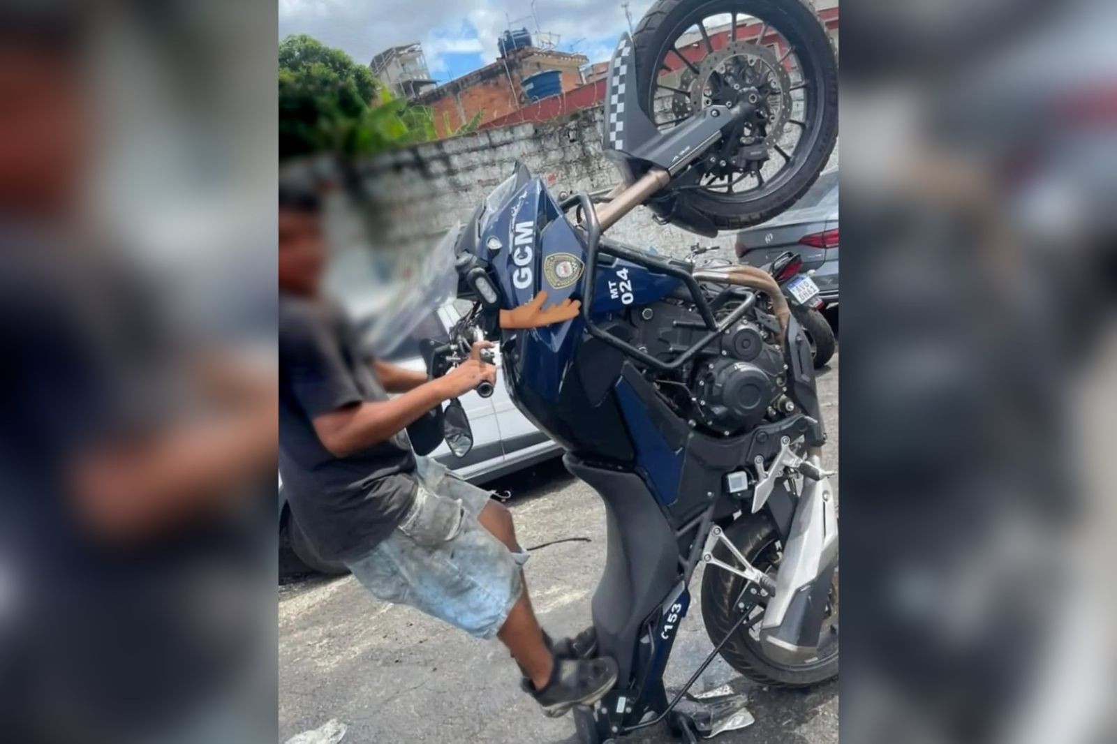 Foto de jovem empinando moto com emblema da Guarda Municipal vira alvo de investigação em Campo Limpo Paulista