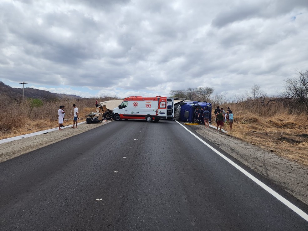 Caminhão tomba na BR-116 e rodovia é bloqueada — Foto: Reprodução