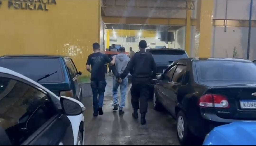 Homem é preso por agredir ex-companheira na frente da filha de três anos em Piraí