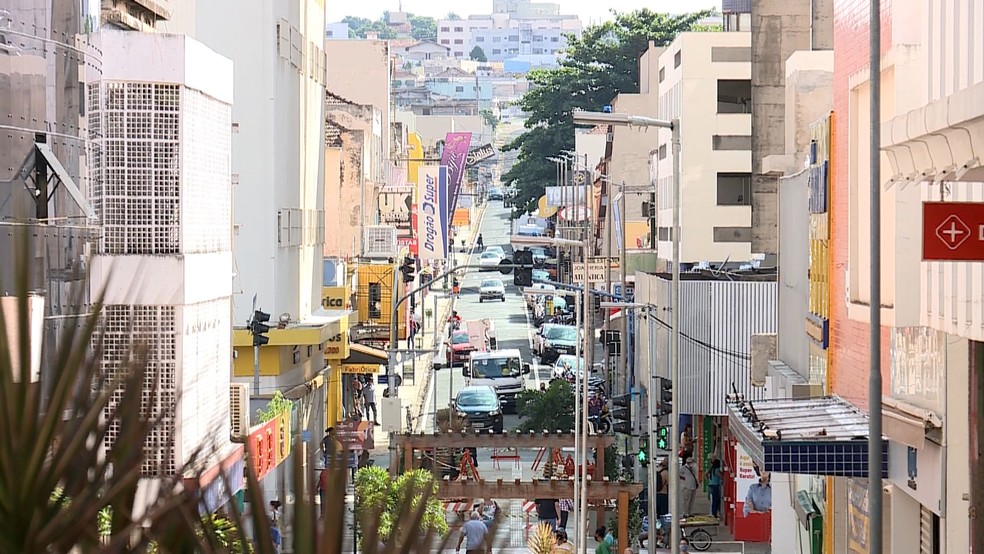 Calçadão de lojas na Rua Artur Machado em Uberaba — Foto: Reprodução/TV Integração