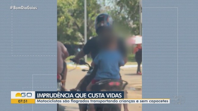 Motociclistas transportam crianas de forma irregular e sem capacete