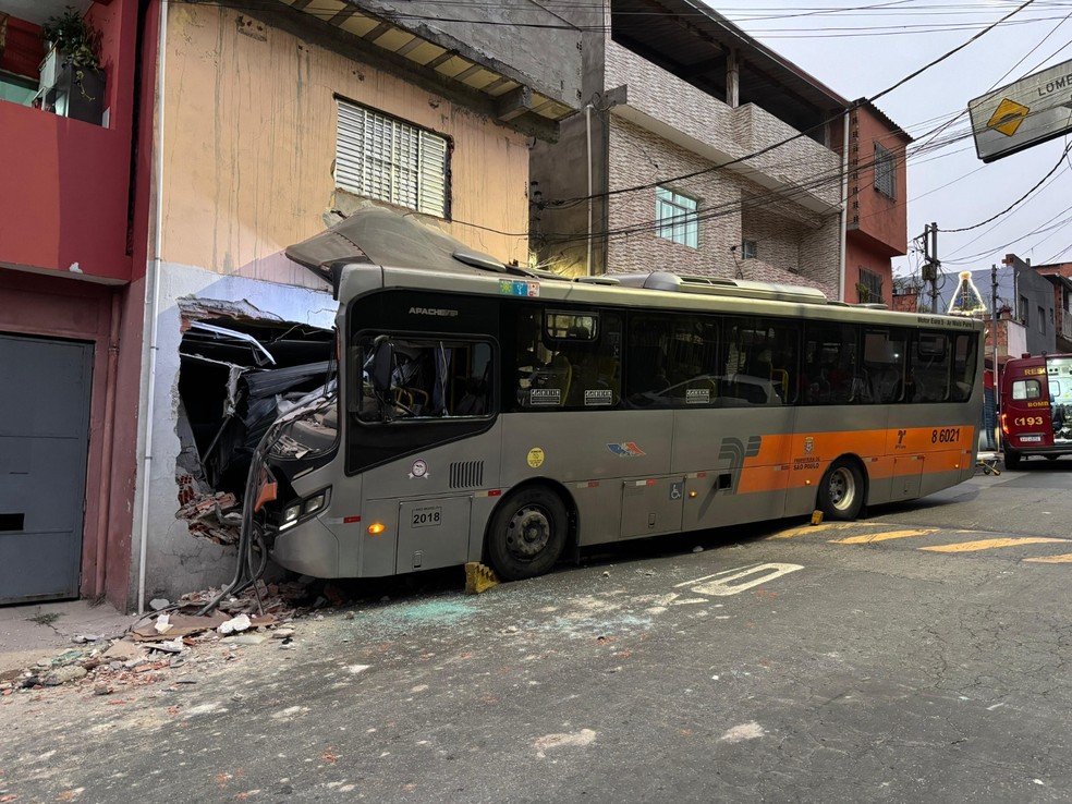 Ônibus bate em sobrado e deixa ao menos 7e feridos na Zona Oeste de SP | G1