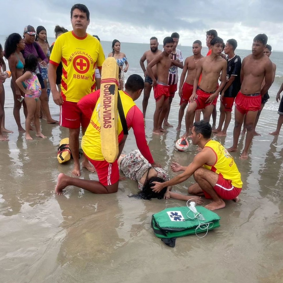 Grupo de adolescentes é resgatado na praia do Calhau, em São Luís, após afogamento — Foto: Divulgação/CBMMA