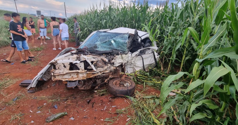 Carro dirigido por motorista bêbado bate em outro veículo e mata jovem de 27 anos no Paraná — Foto: PRE/PR