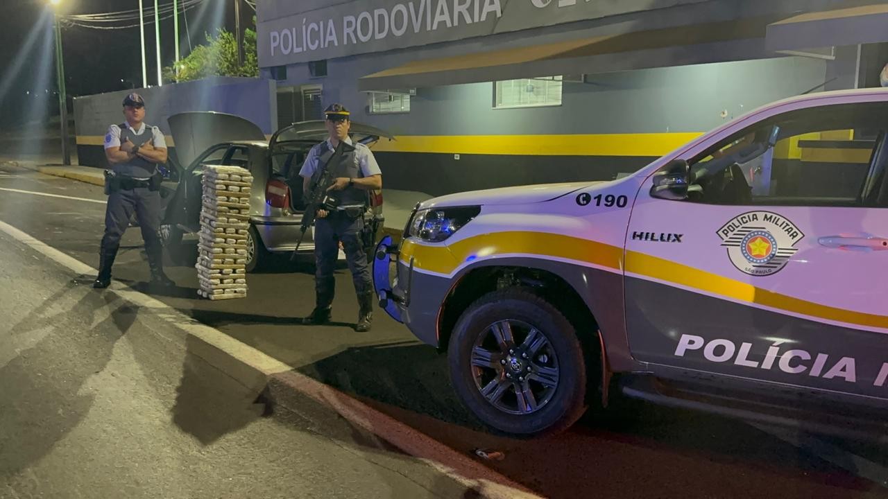 Motorista é preso transportando 75 tijolos de maconha em rodovia de Regente Feijó