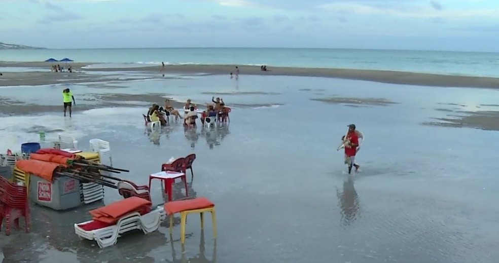 Alagamento em trecho onde ocorreu a obra da engorda de Ponta Negra — Foto: Reprodução/Inter TV Cabugi