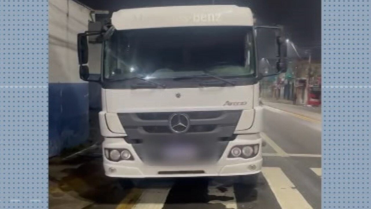 Caminhão roubado é recuperado após perseguição na Ayrton Senna
