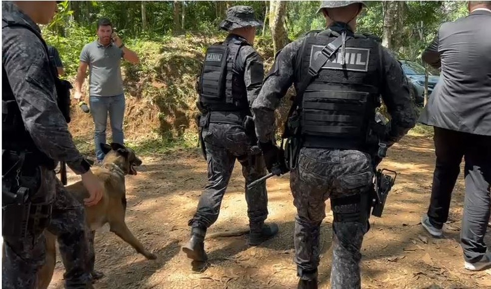 Cães da PM ajudam nas buscas pelo cabo Fabrício Santana em Itapecerica da Serra — Foto: Reprodução