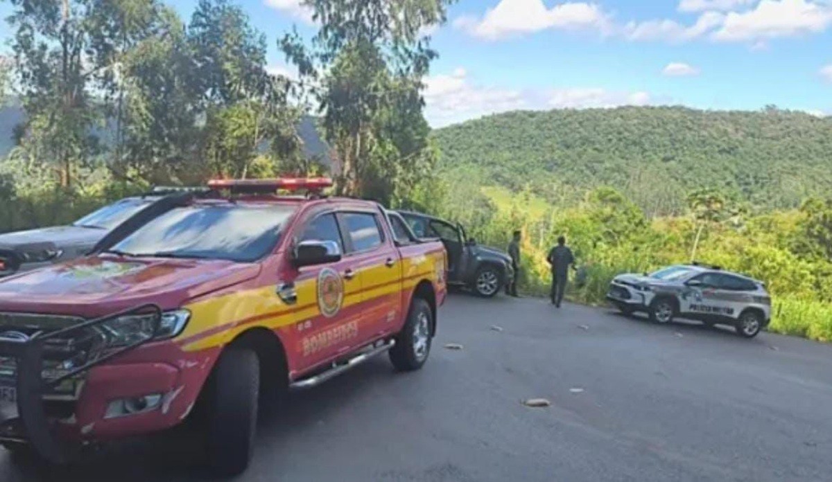 Dois policiais ficam feridos após viatura cair em ribanceira de 50 metros na Serra do Tucano, em SC
