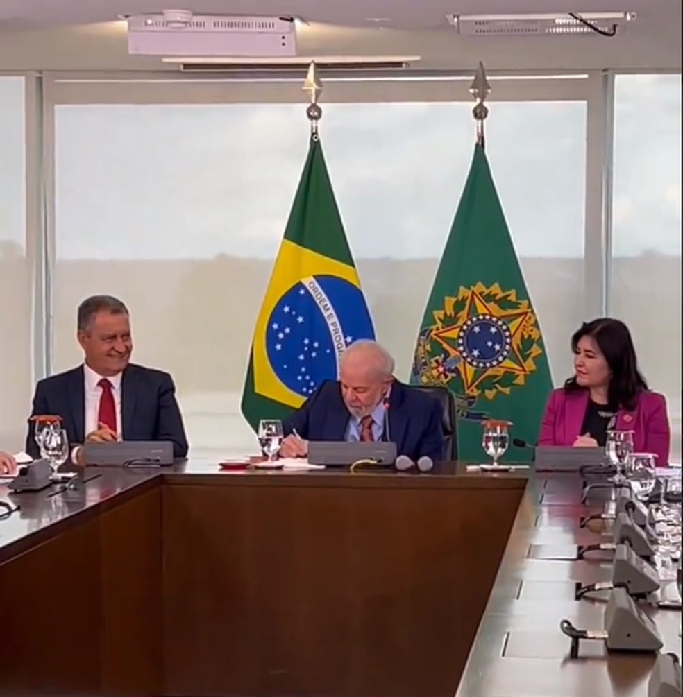 Lula sanciona a Lei Orçamentária Anual (LOA) de 2024 — Foto: Reprodução/X