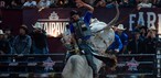 Alisson de Souza montou o touro Relíquia da Patroa no Round Final e conquistou o título da etapa da PBR da Festa do Peão de Americana, neste domingo (7) — Foto: Thomaz Marostegan