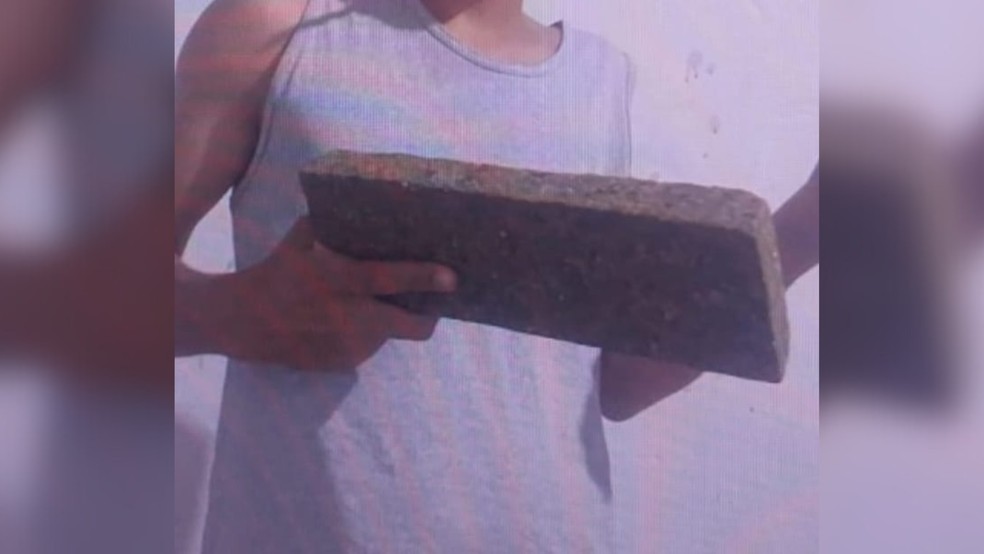 Jovem foi preso em Irapuã (SP) suspeito de tráfico de drogas — Foto: Polícia Civil/Divulgação