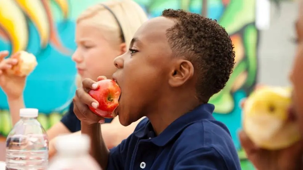 Estudos indicam que, de forma geral, as pessoas que consomem maçãs são mais saudáveis. — Foto: GETTY IMAGES via BBC