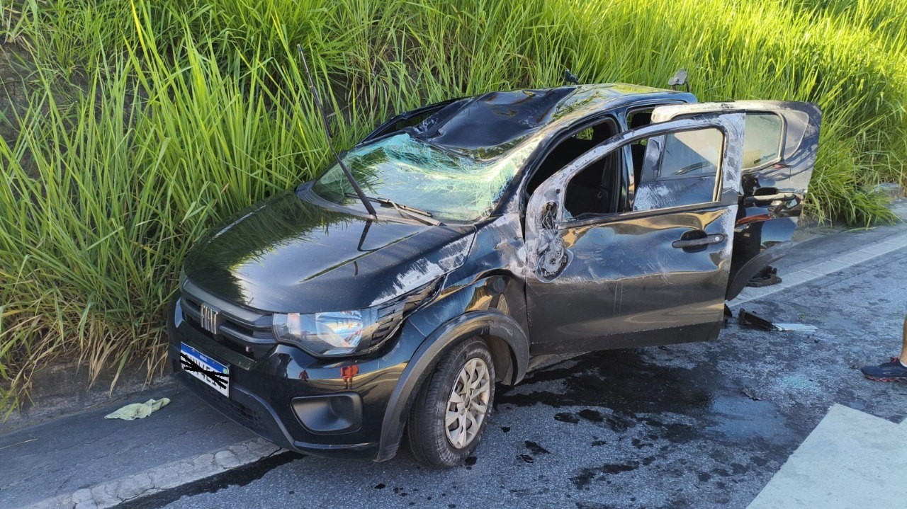 Motorista com sinais de embriaguez capota carro após batida na MG‑010