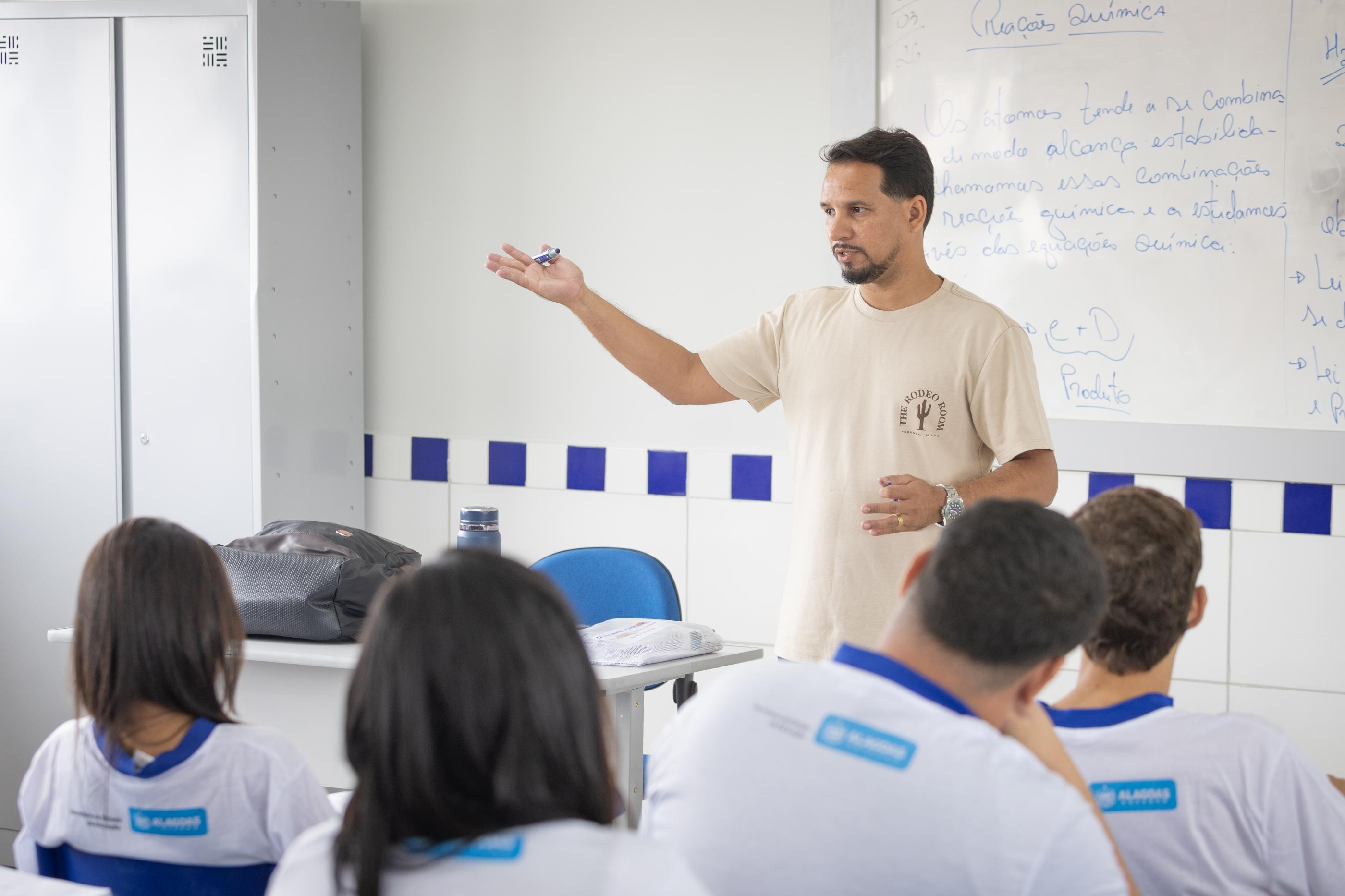 Concurso da Seduc-AL abre 521 vagas com salário de R$ 4,3 mil