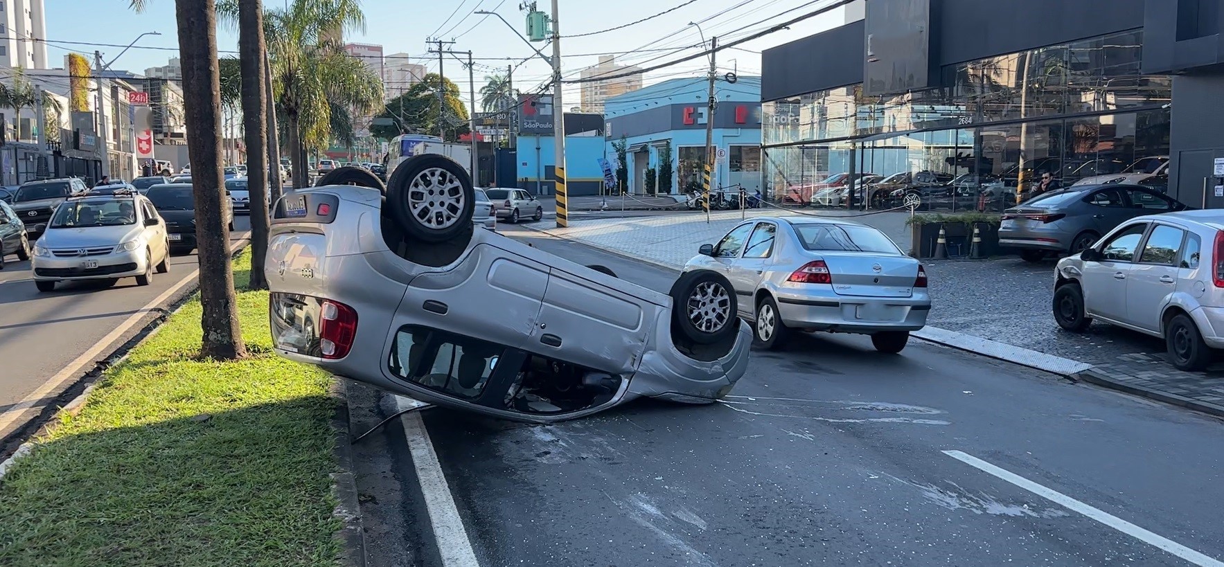 Carro capota após batida na Avenida Independência e acidente causa lentidão no trânsito em Piracicaba