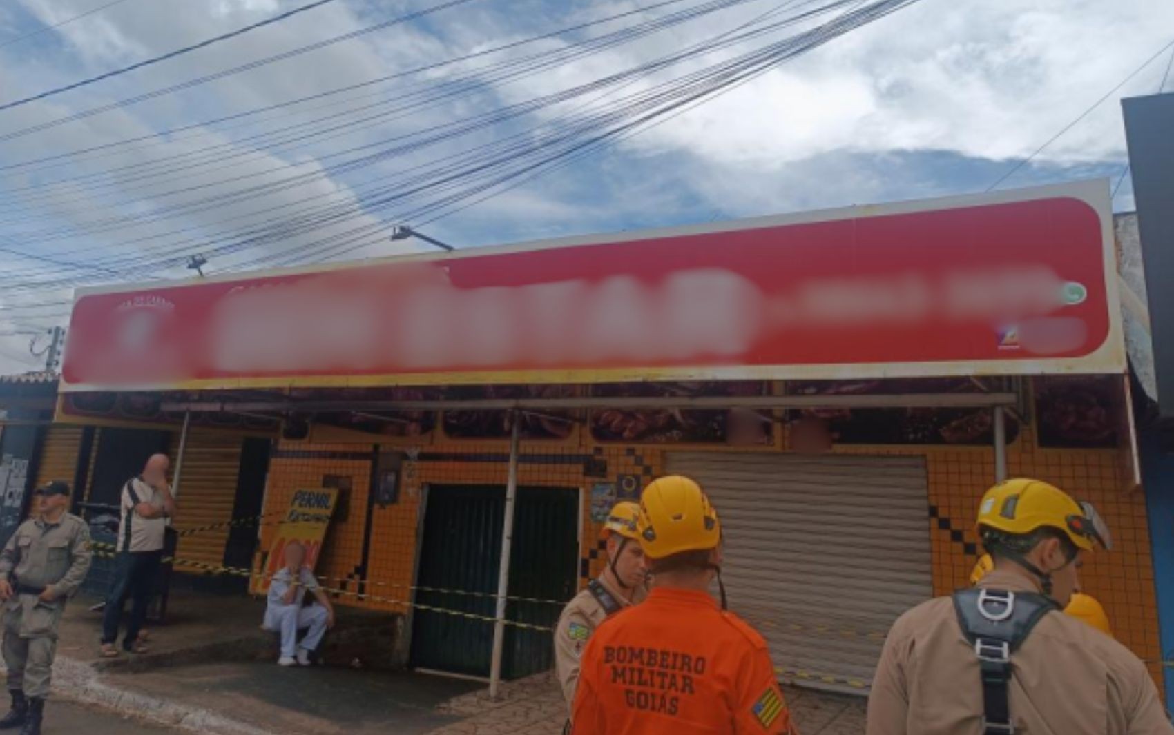 Homem morre após levar choque enquanto fazia manutenção em telhado, em Trindade