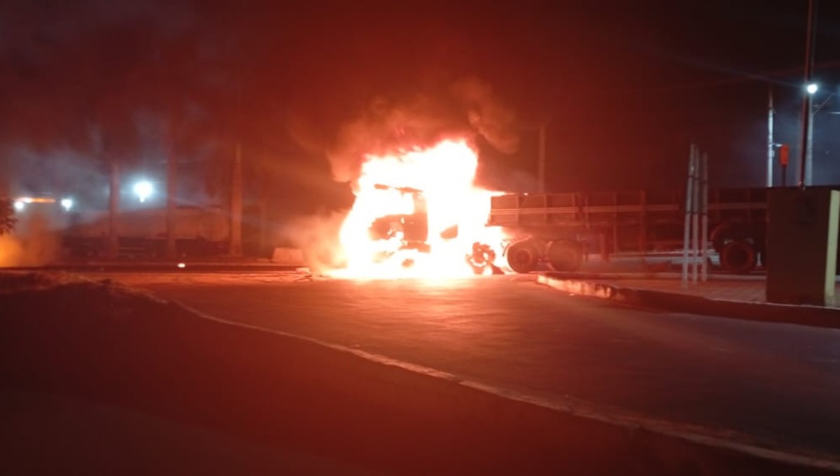 Acidente entre carretas causa incêndio na BR-262 em Reduto e bois morrem carbonizados