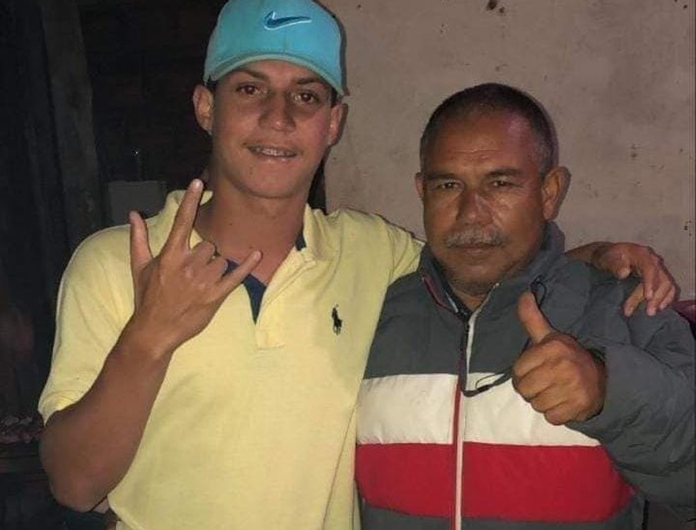 Maurílio Vieira do Nascimento, que morreu há espera de leito hospitalar em Bauru, com o filho — Foto: Arquivo pessoal