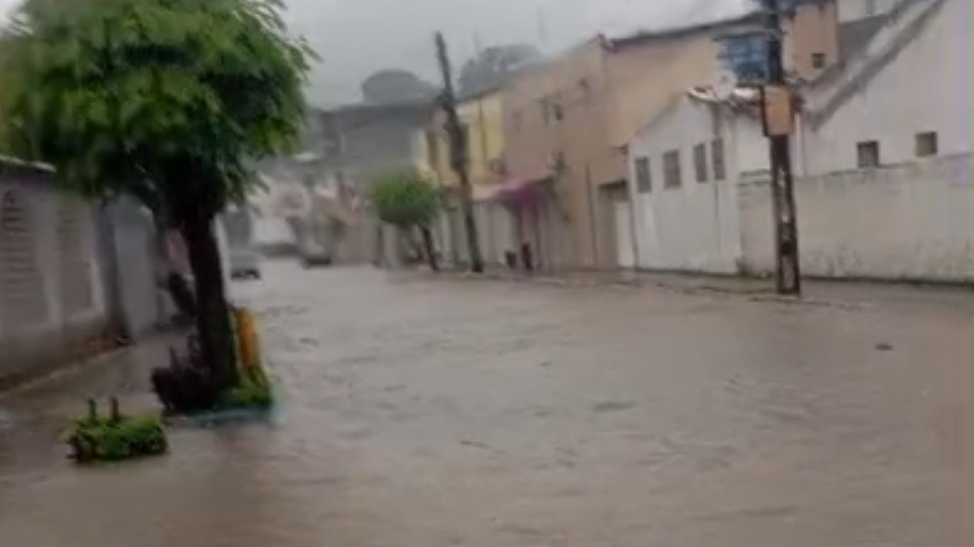 Agreste e Mata Sul tem alerta de chuva moderada a forte; veja previsão do tempo