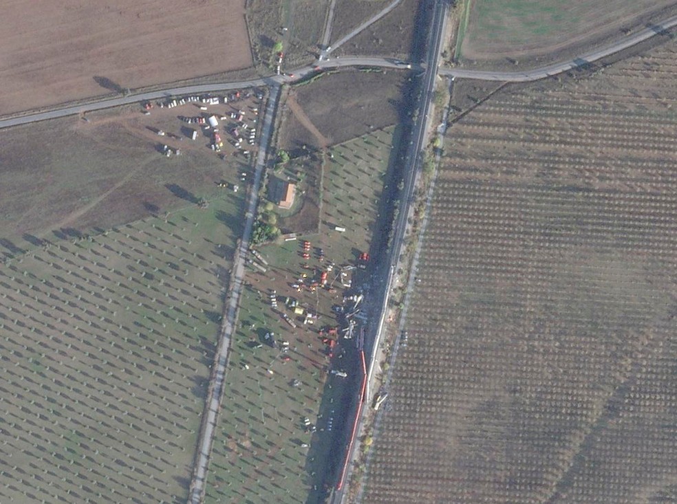 Imagem aérea mostra local de colisão de trens em Toledo, na Espanha, entre as cidades de Mora e Orgaz, que deixou dezenas de mortos e feridos, em 29 de outubro de 2026, um dia após acidente. — Foto: Planet Labs PBC/Handout via REUTERS