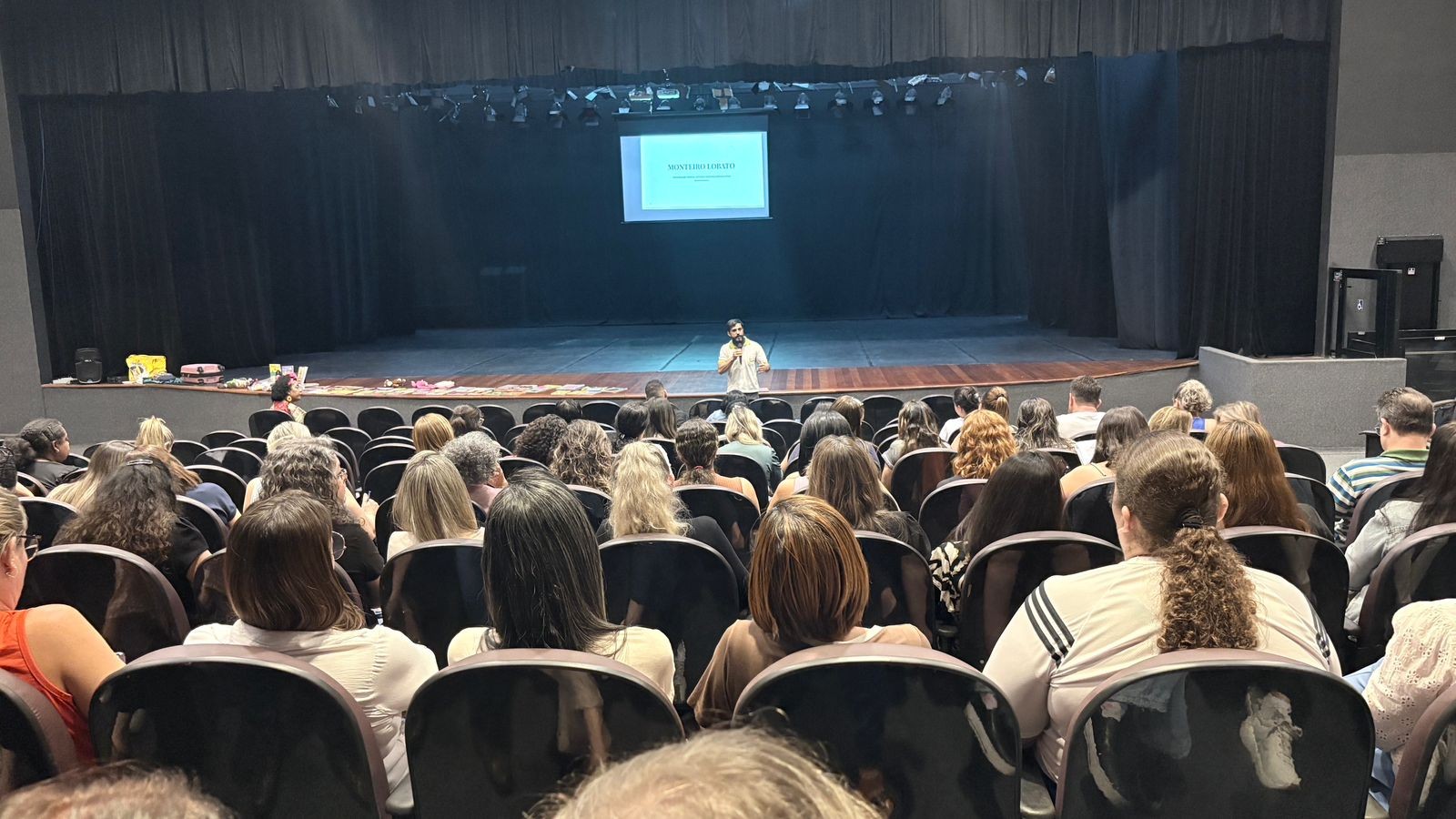 Professores da rede municipal participam de formação sobre educação antirracista