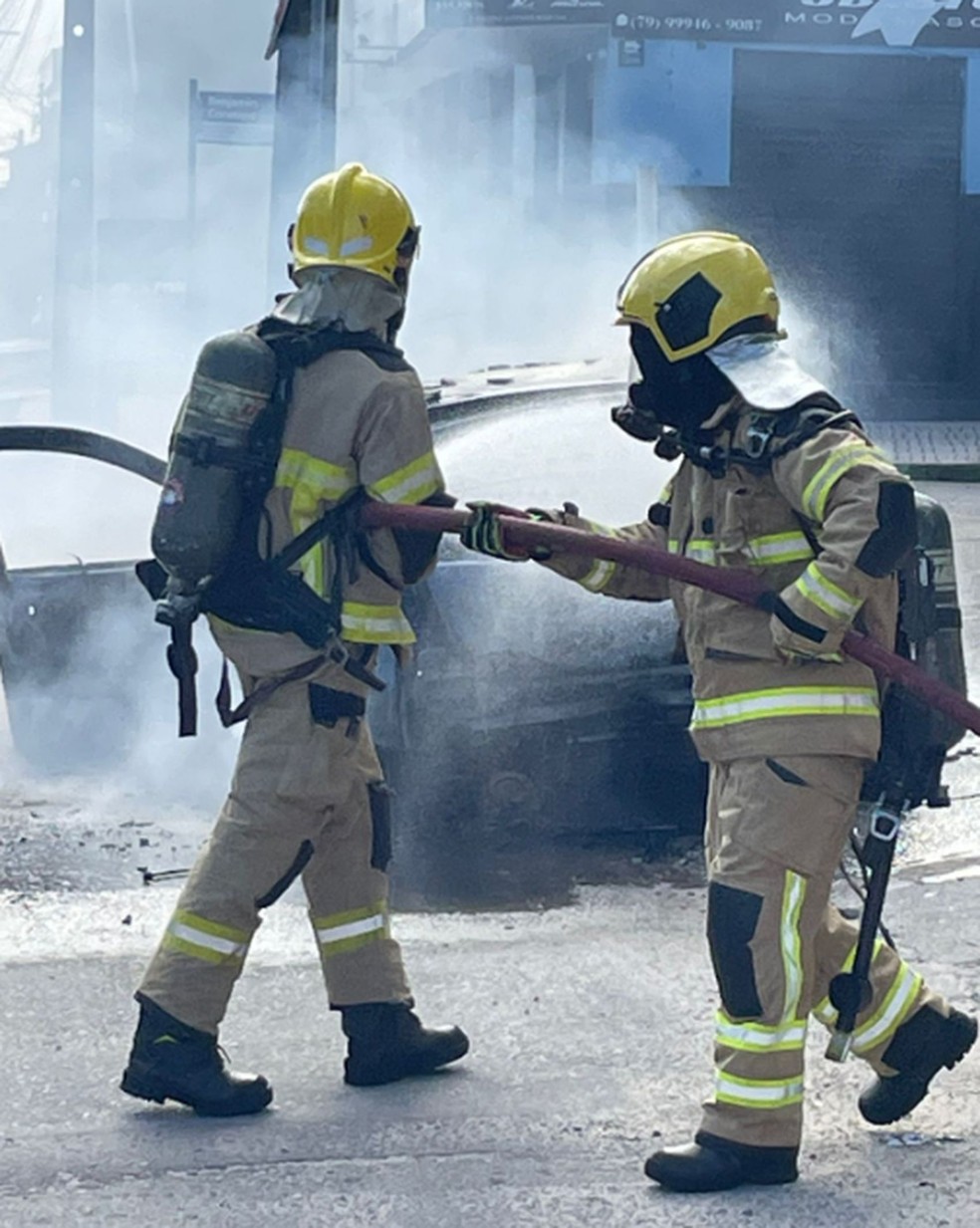 Bombeiros atuam no combate ao incêndio do veículo — Foto: CB/SE