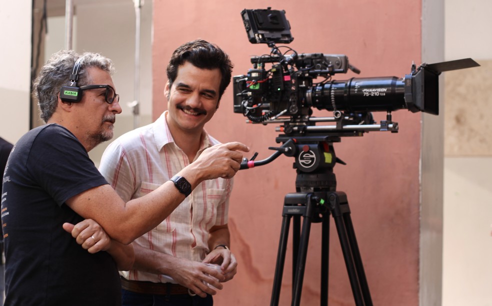 Kleber Mendonça Filho e Wagner Moura durante a filmagem de 'O agente secreto' — Foto: Laura Castor/Divulgação