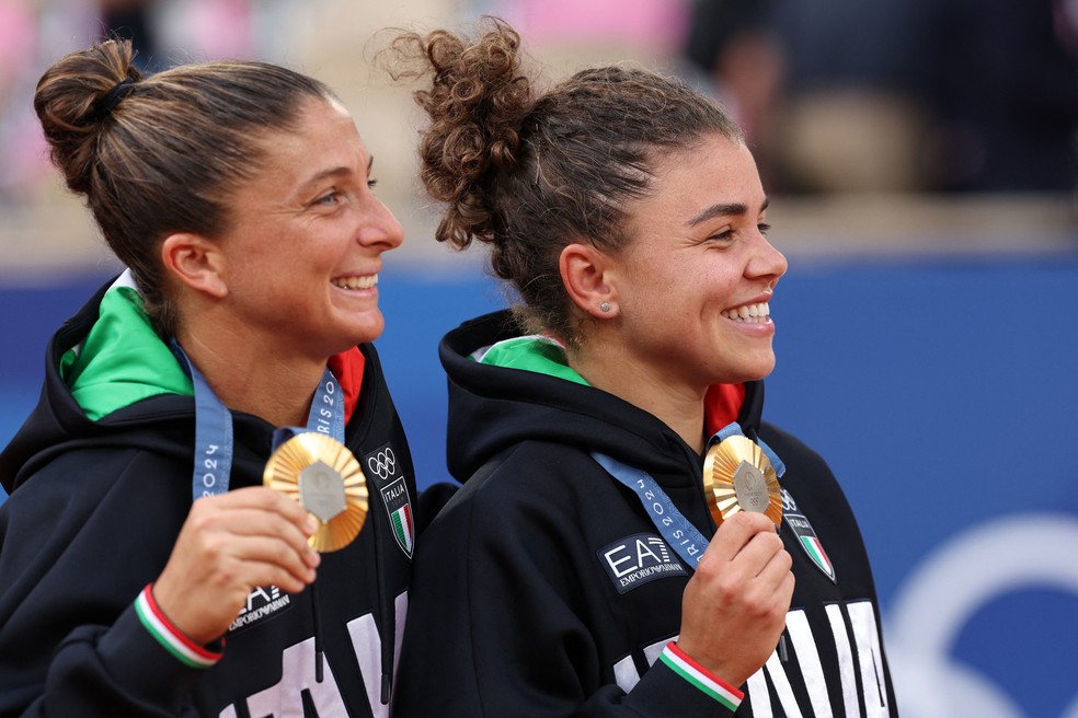 Jasmine Paolini e Sara Errani, da Itália, foram campeãs nas duplas femininas de tênis nos Jogos de Paris. — Foto: Reuters